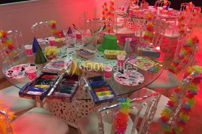 Table garnie de verrines, jus d'orange, pâtisseries et une lanterne décorative dans un cadre lumineux.