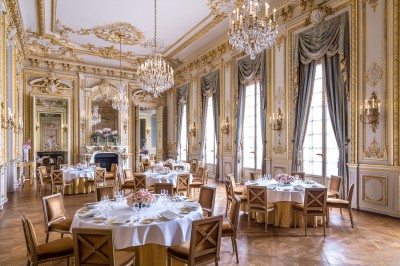 Miniature Location salle Paris 16 (Paris) - Shangri - La Paris #4 Entrée d'un hôtel de luxe avec une plaque indiquant ’Shangri-La Paris’, entourée d'une architecture élégante.