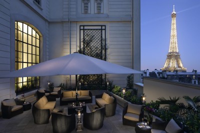 Miniature Location salle Paris 16 (Paris) - Shangri - La Paris #27 Entrée d'un hôtel de luxe avec une plaque indiquant ’Shangri-La Paris’, entourée d'une architecture élégante.