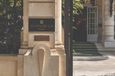 Miniature Location salle Paris 16 (Paris) - Shangri - La Paris #28 Entrée d'un hôtel de luxe avec une plaque indiquant ’Shangri-La Paris’, entourée d'une architecture élégante.