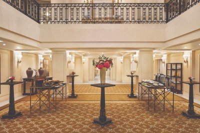 Miniature Location salle Paris 16 (Paris) - Shangri - La Paris #14 Entrée d'un hôtel de luxe avec une plaque indiquant ’Shangri-La Paris’, entourée d'une architecture élégante.