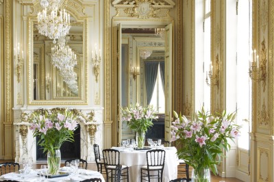 Miniature Location salle Paris 16 (Paris) - Shangri - La Paris #15 Entrée d'un hôtel de luxe avec une plaque indiquant ’Shangri-La Paris’, entourée d'une architecture élégante.