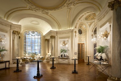 Miniature Location salle Paris 16 (Paris) - Shangri - La Paris #22 Entrée d'un hôtel de luxe avec une plaque indiquant ’Shangri-La Paris’, entourée d'une architecture élégante.