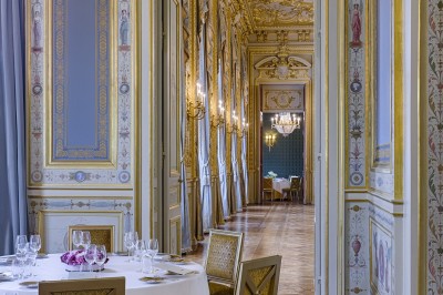 Miniature Location salle Paris 16 (Paris) - Shangri - La Paris #24 Entrée d'un hôtel de luxe avec une plaque indiquant ’Shangri-La Paris’, entourée d'une architecture élégante.