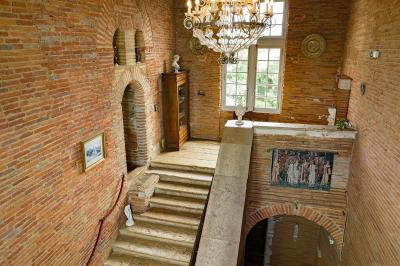 Un conférencier s'adresse à un public assis dans une salle avec un écran de projection et des murs en briques.