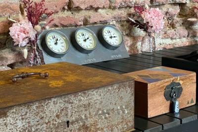 Un conférencier s'adresse à un public assis dans une salle avec un écran de projection et des murs en briques.