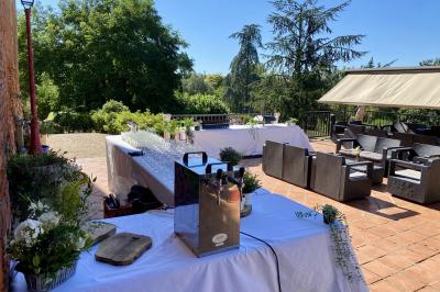 Un conférencier s'adresse à un public assis dans une salle avec un écran de projection et des murs en briques.
