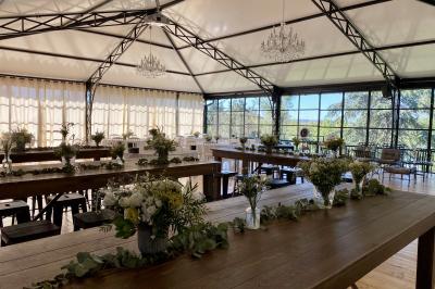 Un conférencier s'adresse à un public assis dans une salle avec un écran de projection et des murs en briques.