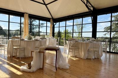 Un conférencier s'adresse à un public assis dans une salle avec un écran de projection et des murs en briques.