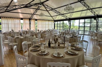 Un conférencier s'adresse à un public assis dans une salle avec un écran de projection et des murs en briques.