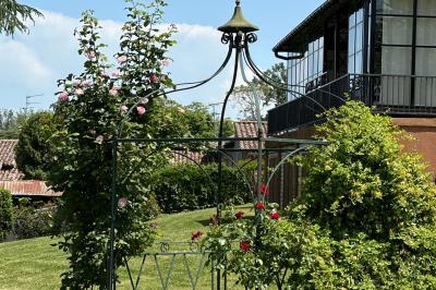 Un conférencier s'adresse à un public assis dans une salle avec un écran de projection et des murs en briques.