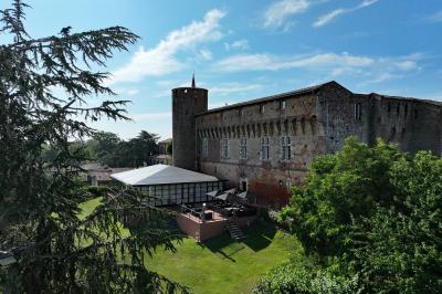 Un conférencier s'adresse à un public assis dans une salle avec un écran de projection et des murs en briques.