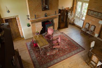 Un conférencier s'adresse à un public assis dans une salle avec un écran de projection et des murs en briques.