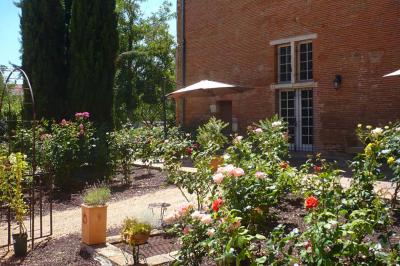 Un conférencier s'adresse à un public assis dans une salle avec un écran de projection et des murs en briques.