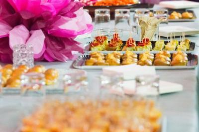 Un conférencier s'adresse à un public assis dans une salle avec un écran de projection et des murs en briques.