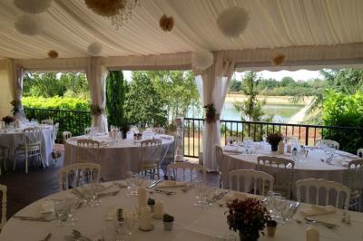Un conférencier s'adresse à un public assis dans une salle avec un écran de projection et des murs en briques.