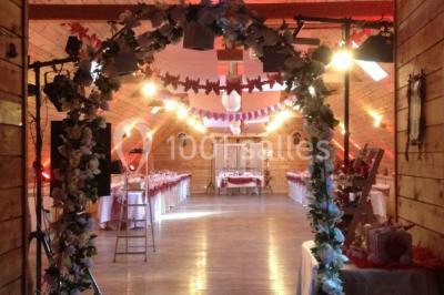 Miniature Location salle Barberey-Saint-Sulpice (Aube) - Western City #14 Des personnes participent à un jeu d'équilibre sur une structure gonflable avec une barre rotative.