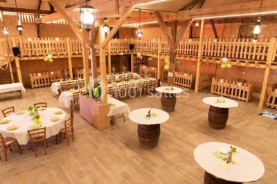 Miniature Location salle Barberey-Saint-Sulpice (Aube) - Western City #9 Des personnes participent à un jeu d'équilibre sur une structure gonflable avec une barre rotative.