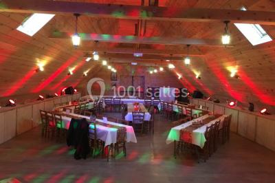 Miniature Location salle Barberey-Saint-Sulpice (Aube) - Western City #15 Des personnes participent à un jeu d'équilibre sur une structure gonflable avec une barre rotative.