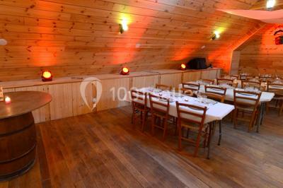 Miniature Location salle Barberey-Saint-Sulpice (Aube) - Western City #11 Des personnes participent à un jeu d'équilibre sur une structure gonflable avec une barre rotative.