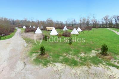 Miniature Location salle Barberey-Saint-Sulpice (Aube) - Western City #22 Des personnes participent à un jeu d'équilibre sur une structure gonflable avec une barre rotative.