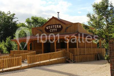 Miniature Location salle Barberey-Saint-Sulpice (Aube) - Western City #6 Des personnes participent à un jeu d'équilibre sur une structure gonflable avec une barre rotative.