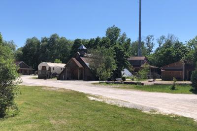 Miniature Location salle Barberey-Saint-Sulpice (Aube) - Western City #25 Des personnes participent à un jeu d'équilibre sur une structure gonflable avec une barre rotative.