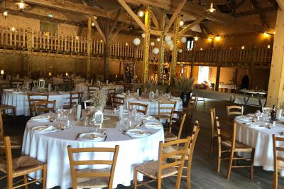 Miniature Location salle Barberey-Saint-Sulpice (Aube) - Western City #12 Des personnes participent à un jeu d'équilibre sur une structure gonflable avec une barre rotative.