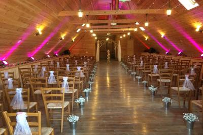 Miniature Location salle Barberey-Saint-Sulpice (Aube) - Western City #8 Des personnes participent à un jeu d'équilibre sur une structure gonflable avec une barre rotative.