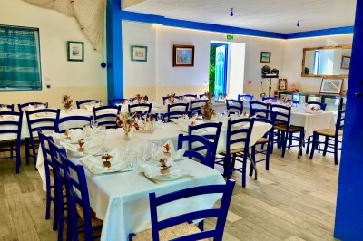 Des personnes participent à un jeu d'équilibre sur une structure gonflable avec une barre rotative.