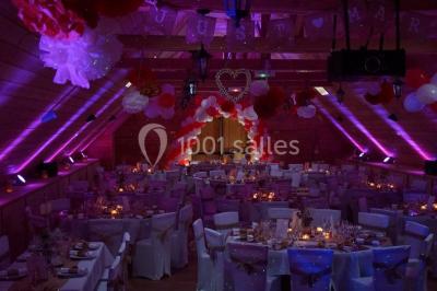 Miniature Location salle Barberey-Saint-Sulpice (Aube) - Western City #18 Des personnes participent à un jeu d'équilibre sur une structure gonflable avec une barre rotative.