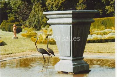 Vue aérienne d'une campagne avec des champs, des arbres, des maisons et des routes annotées pour indiquer des directions.