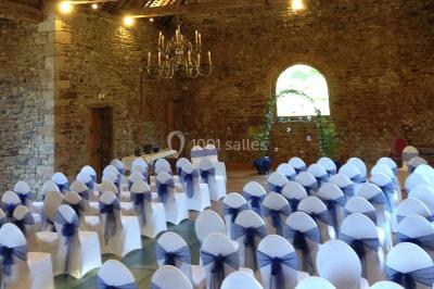 Vue aérienne d'une campagne avec des champs, des arbres, des maisons et des routes annotées pour indiquer des directions.