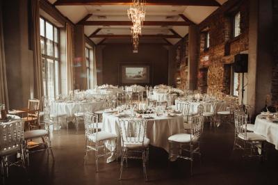 Vue aérienne d'une campagne avec des champs, des arbres, des maisons et des routes annotées pour indiquer des directions.