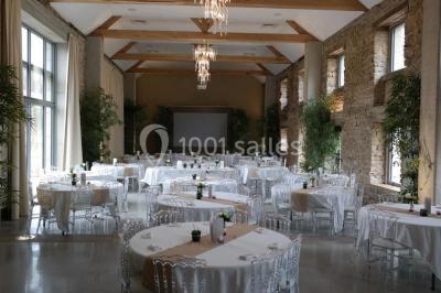 Vue aérienne d'une campagne avec des champs, des arbres, des maisons et des routes annotées pour indiquer des directions.