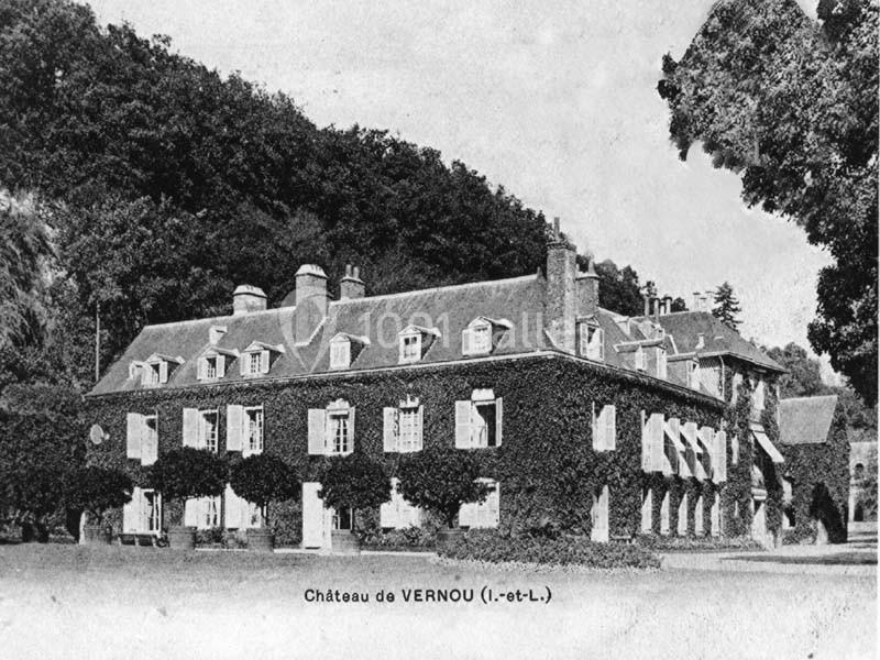 Vue ancienne du château de Vernou, bâtiment couvert de lierre entouré d'arbres, situé en Indre-et-Loire.
