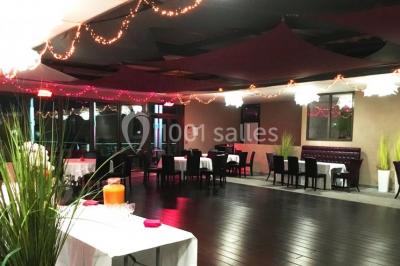 Chambre en bois avec un lit double, une fenêtre, un éclairage mural et une porte fermée.