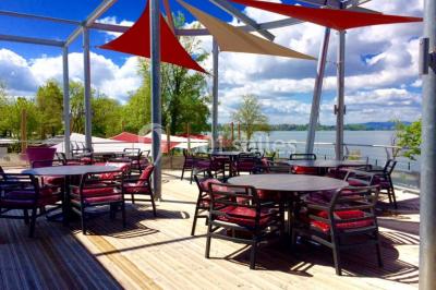 Foule dans une discothèque éclairée par des lumières bleues, avec une ambiance festive et un panneau lumineux au premier…