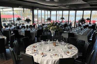 Foule dans une discothèque éclairée par des lumières bleues, avec une ambiance festive et un panneau lumineux au premier…