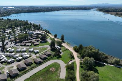 Foule dans une discothèque éclairée par des lumières bleues, avec une ambiance festive et un panneau lumineux au premier…