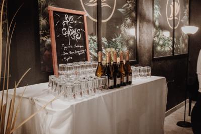 Foule dans une discothèque éclairée par des lumières bleues, avec une ambiance festive et un panneau lumineux au premier…