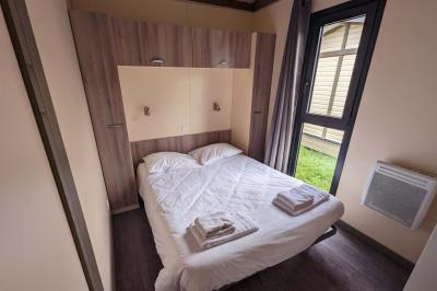 Foule dans une discothèque éclairée par des lumières bleues, avec une ambiance festive et un panneau lumineux au premier…