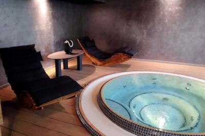 Foule dans une discothèque éclairée par des lumières bleues, avec une ambiance festive et un panneau lumineux au premier…