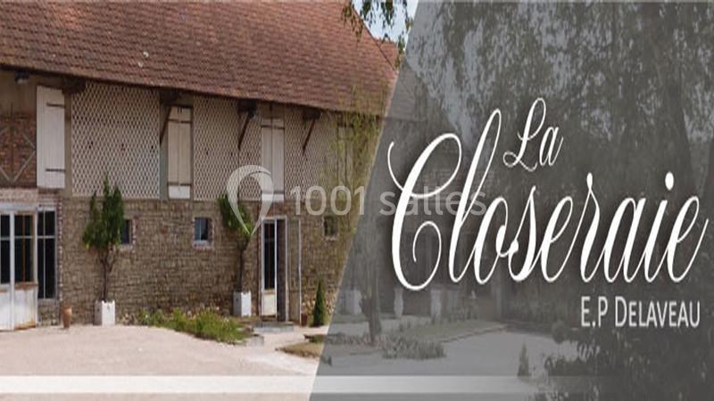 Bâtiment en pierre avec toit en tuiles, entouré d'arbres, portant l'inscription ’La Closerie E.P Delaveau’.