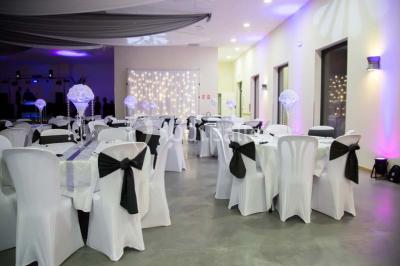 Parking vide avec marquages au sol, situé devant un bâtiment en bois entouré d'arbres et de montagnes.