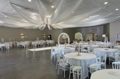 Parking vide avec marquages au sol, situé devant un bâtiment en bois entouré d'arbres et de montagnes.