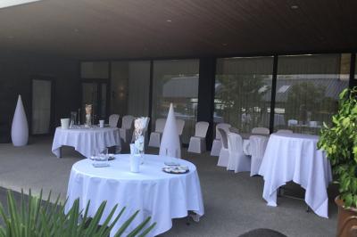 Parking vide avec marquages au sol, situé devant un bâtiment en bois entouré d'arbres et de montagnes.