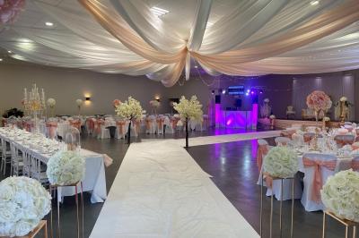 Parking vide avec marquages au sol, situé devant un bâtiment en bois entouré d'arbres et de montagnes.