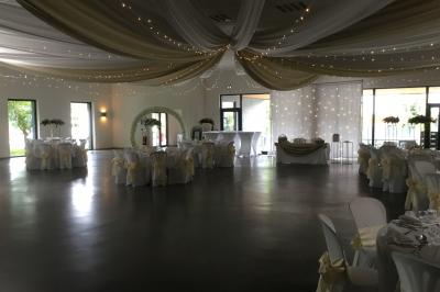 Parking vide avec marquages au sol, situé devant un bâtiment en bois entouré d'arbres et de montagnes.