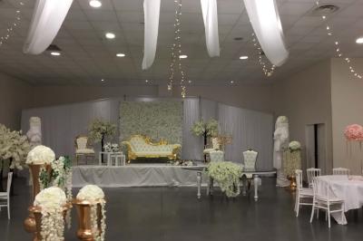 Parking vide avec marquages au sol, situé devant un bâtiment en bois entouré d'arbres et de montagnes.